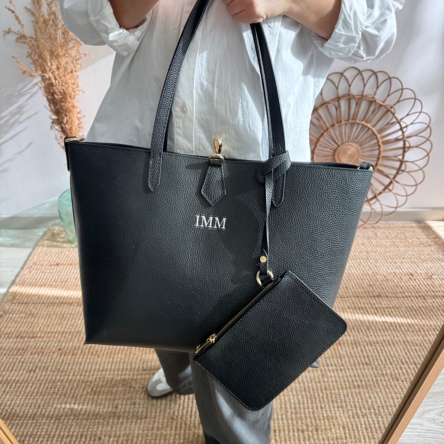 Bolso shopper piel negro cierre iniciales bordadas