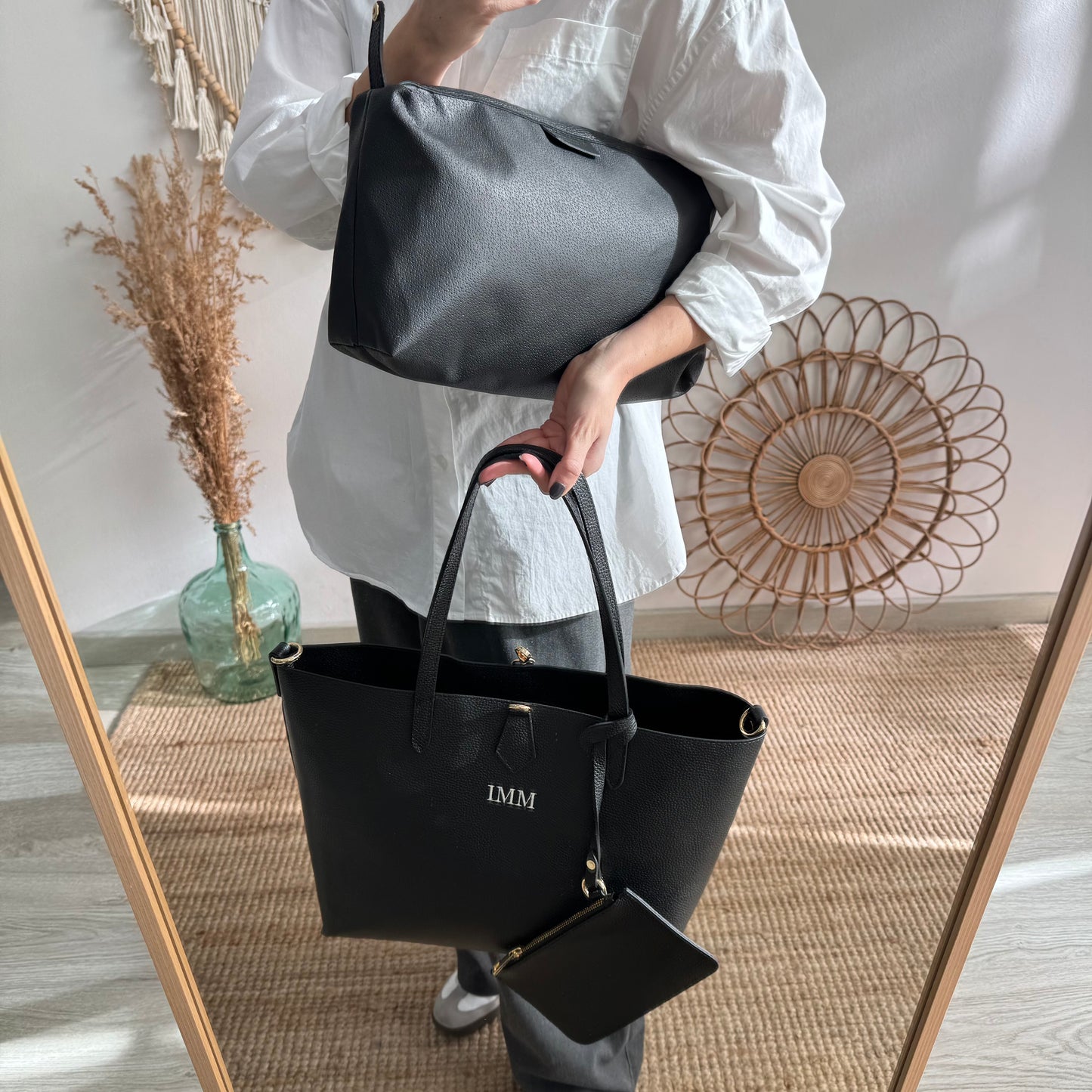 Bolso shopper piel negro cierre iniciales bordadas