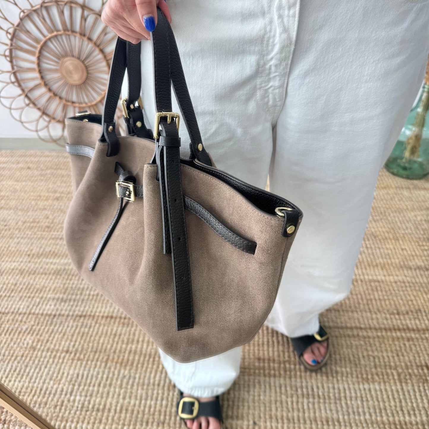 Bolso saco estructurado serraje y piel taupe