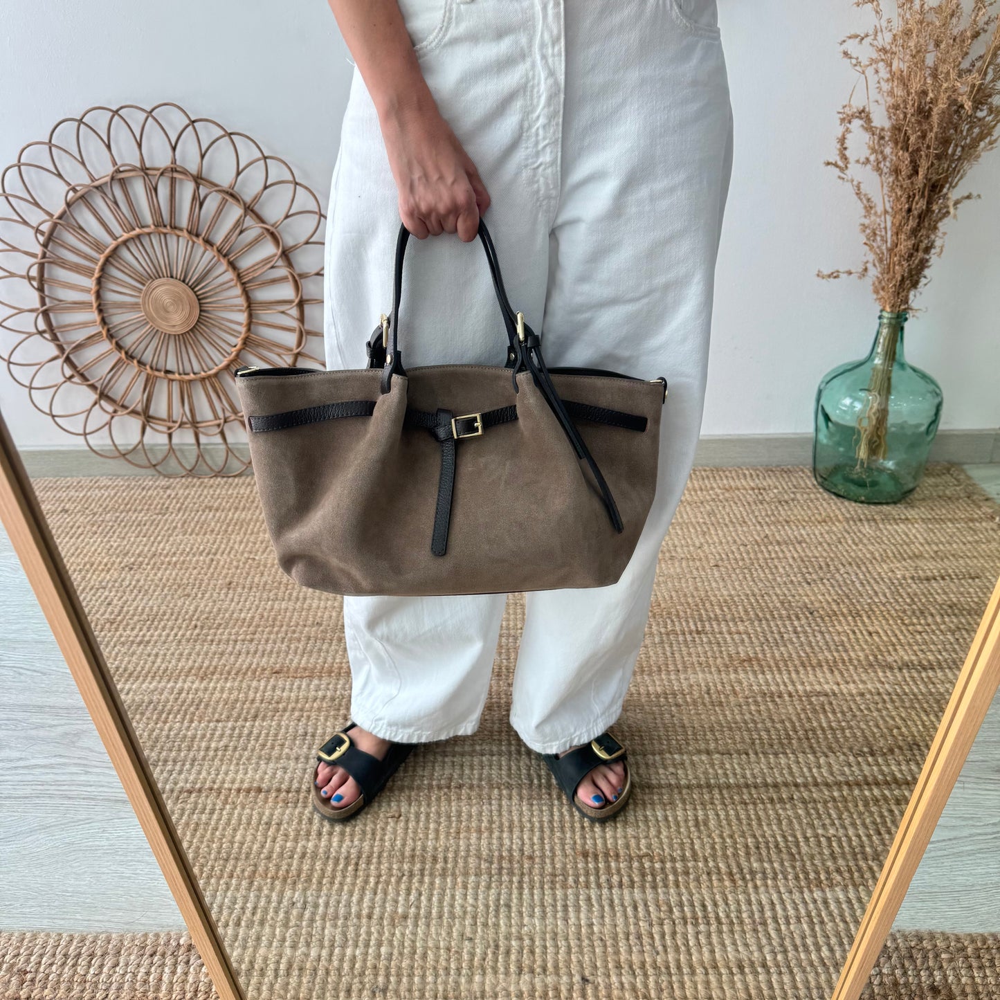 Bolso saco estructurado serraje y piel taupe