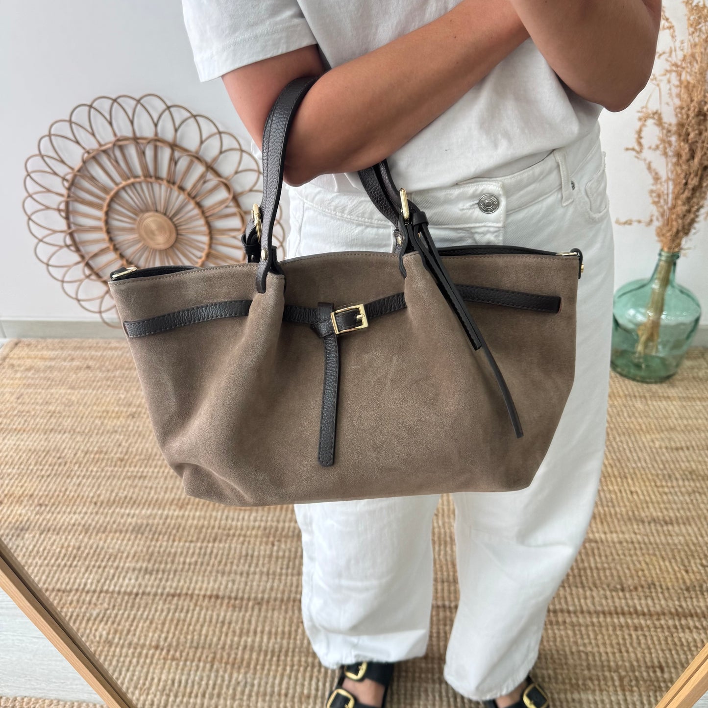 Bolso saco estructurado serraje y piel taupe