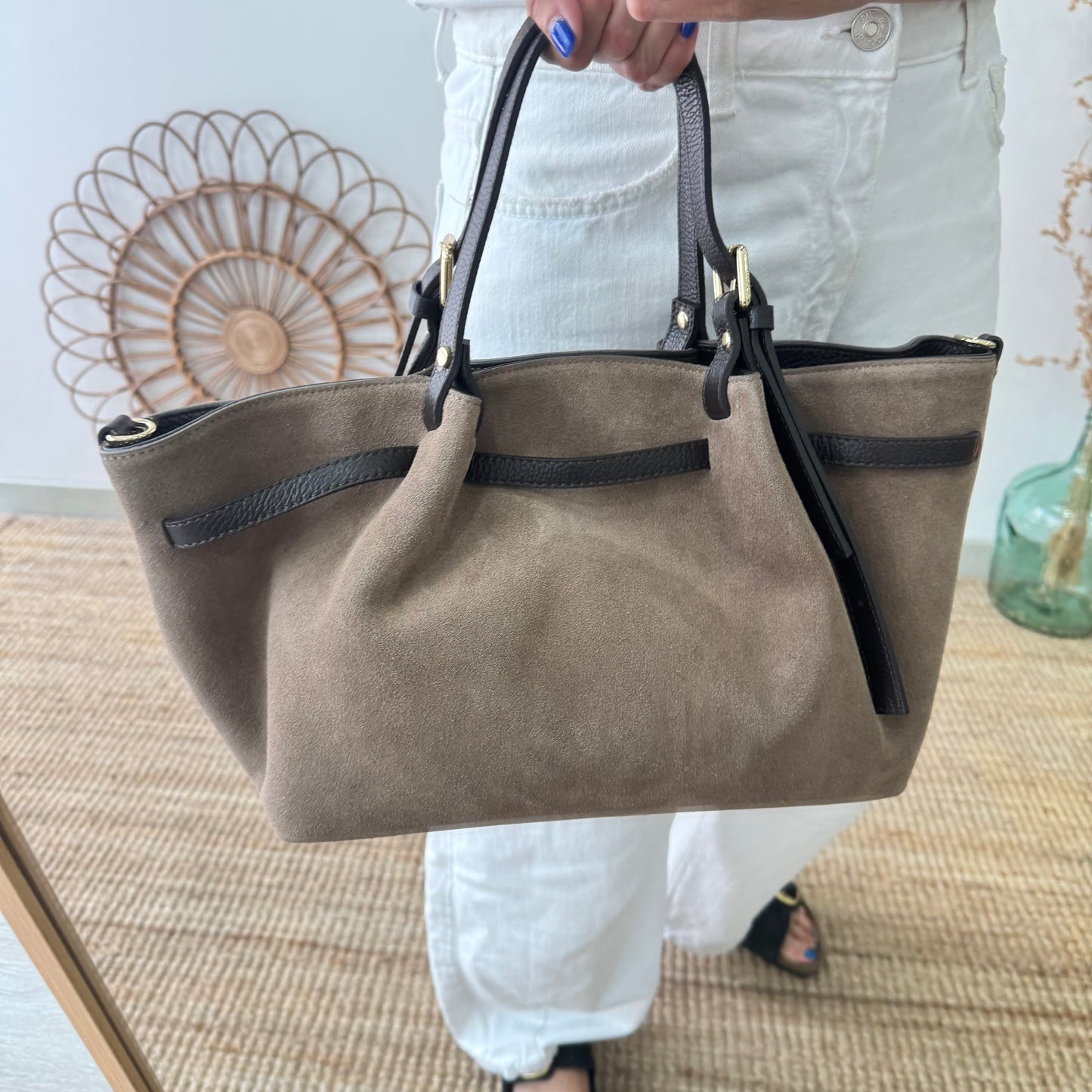 Bolso saco estructurado serraje y piel taupe