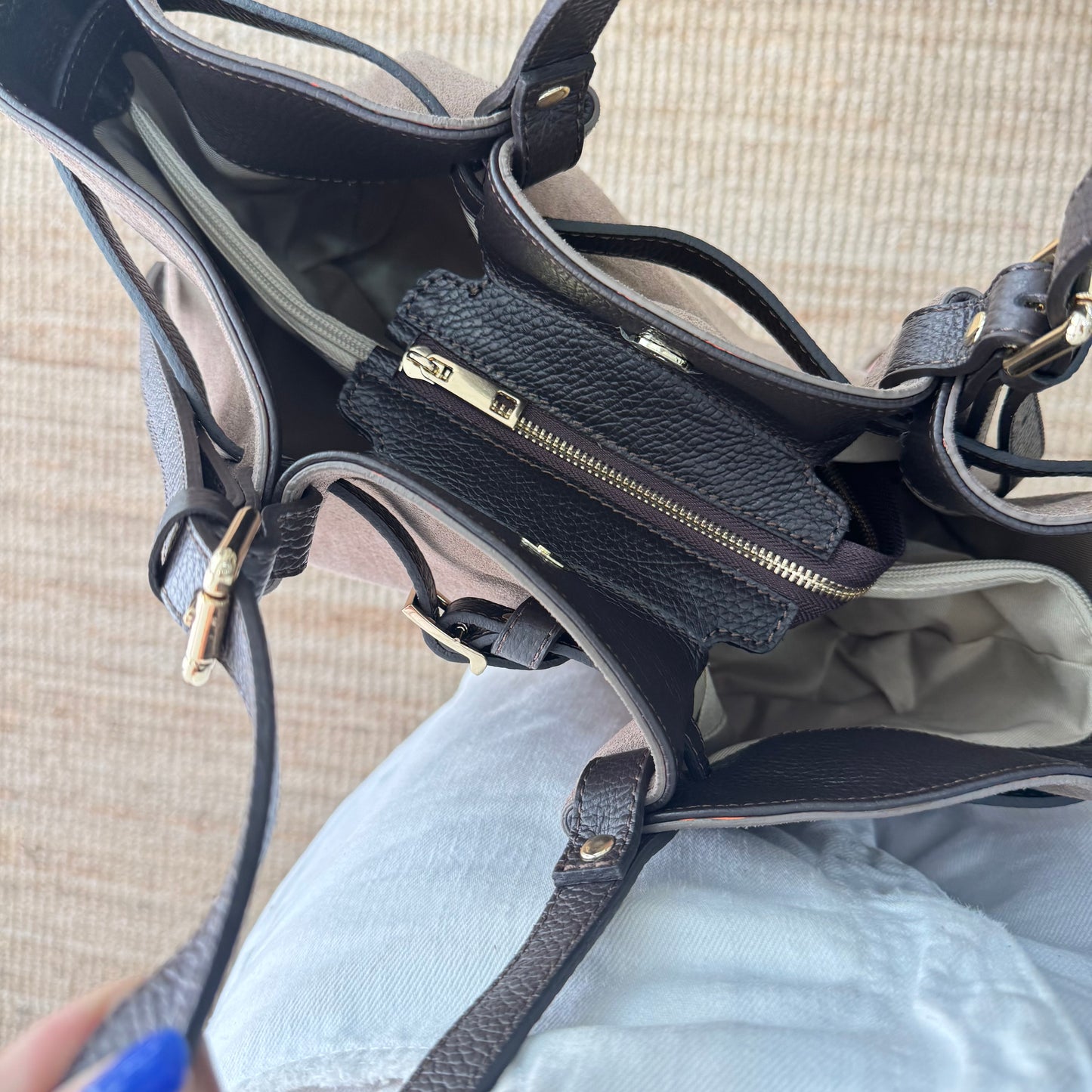Bolso saco estructurado serraje y piel taupe