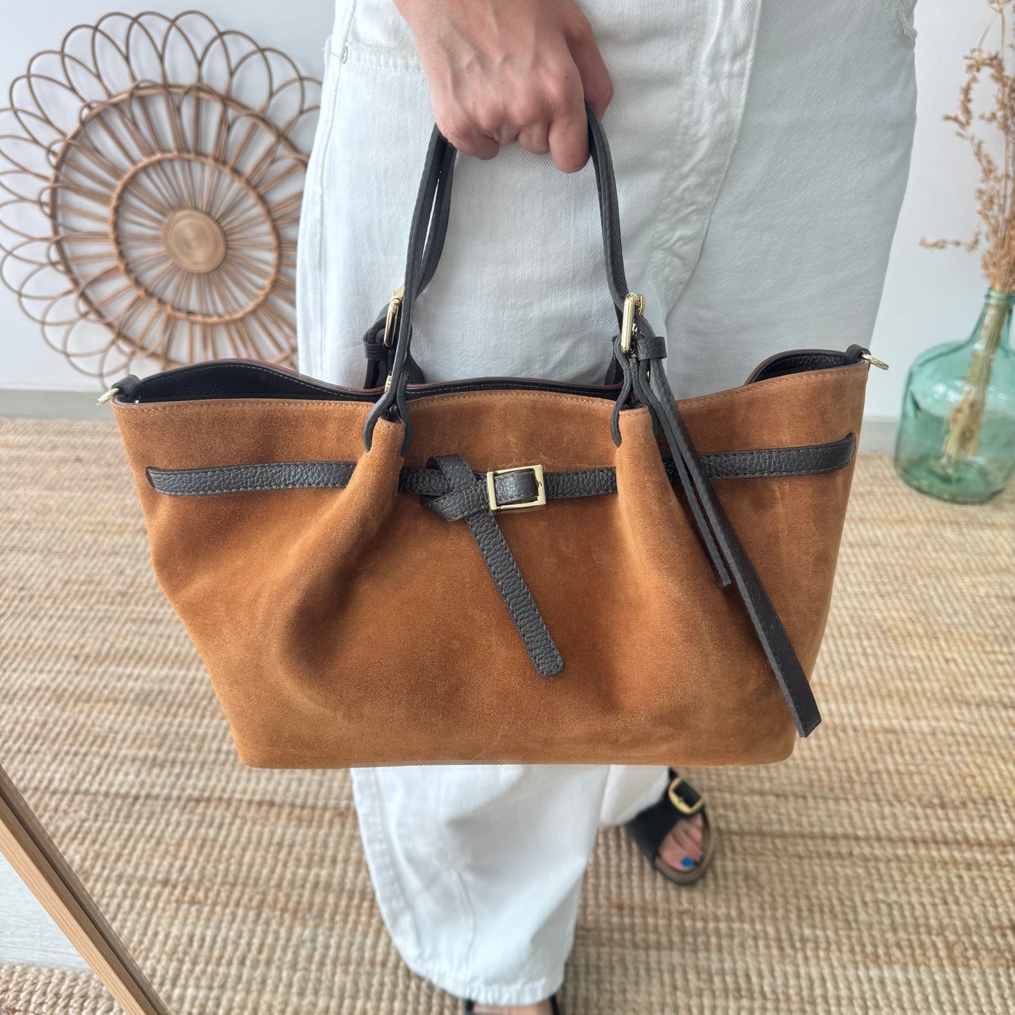 Bolso saco estructurado serraje y piel camel