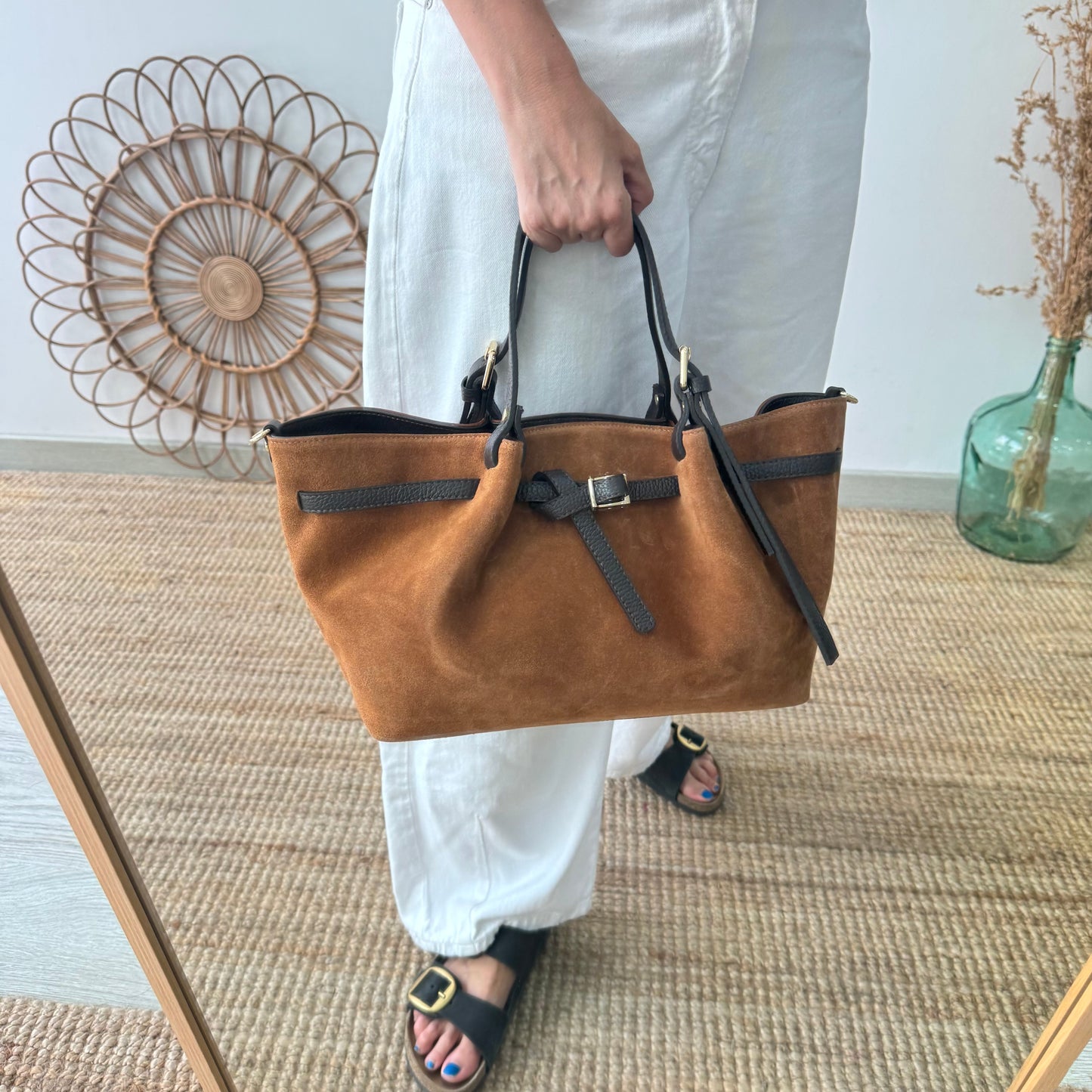 Bolso saco estructurado serraje y piel camel