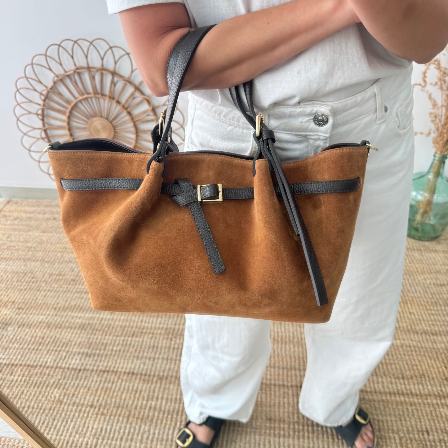 Bolso saco estructurado serraje y piel camel