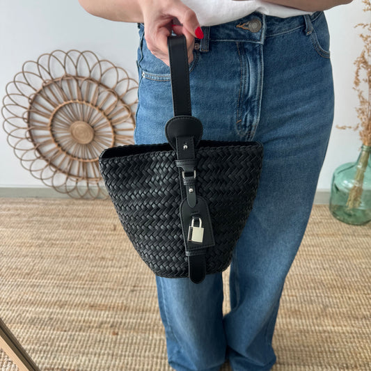 Bolso saco en piel trenzada candado negro
