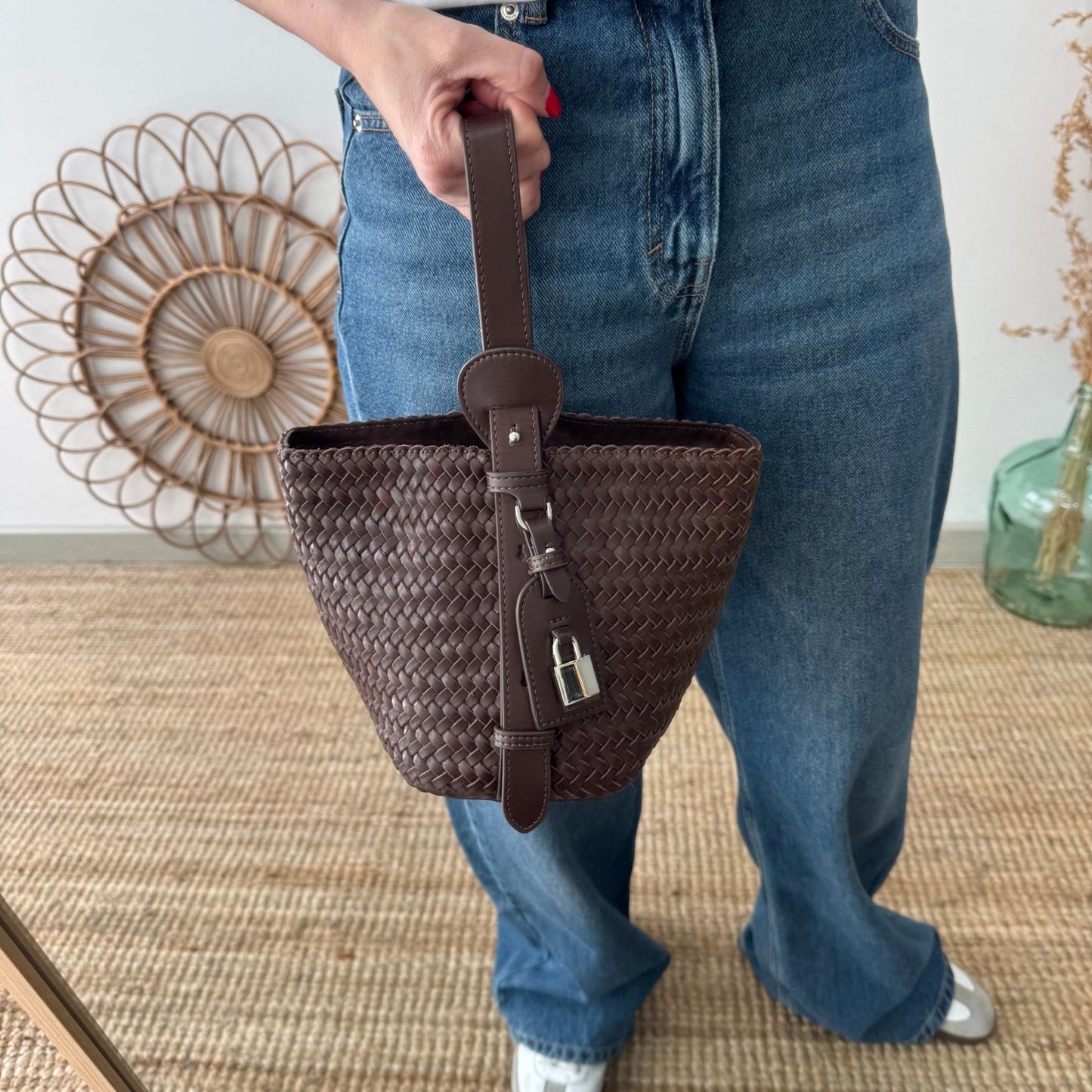 Bolso saco en piel trenzada candado marrón