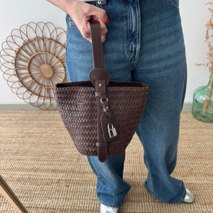 Bolso saco en piel trenzada candado marrón