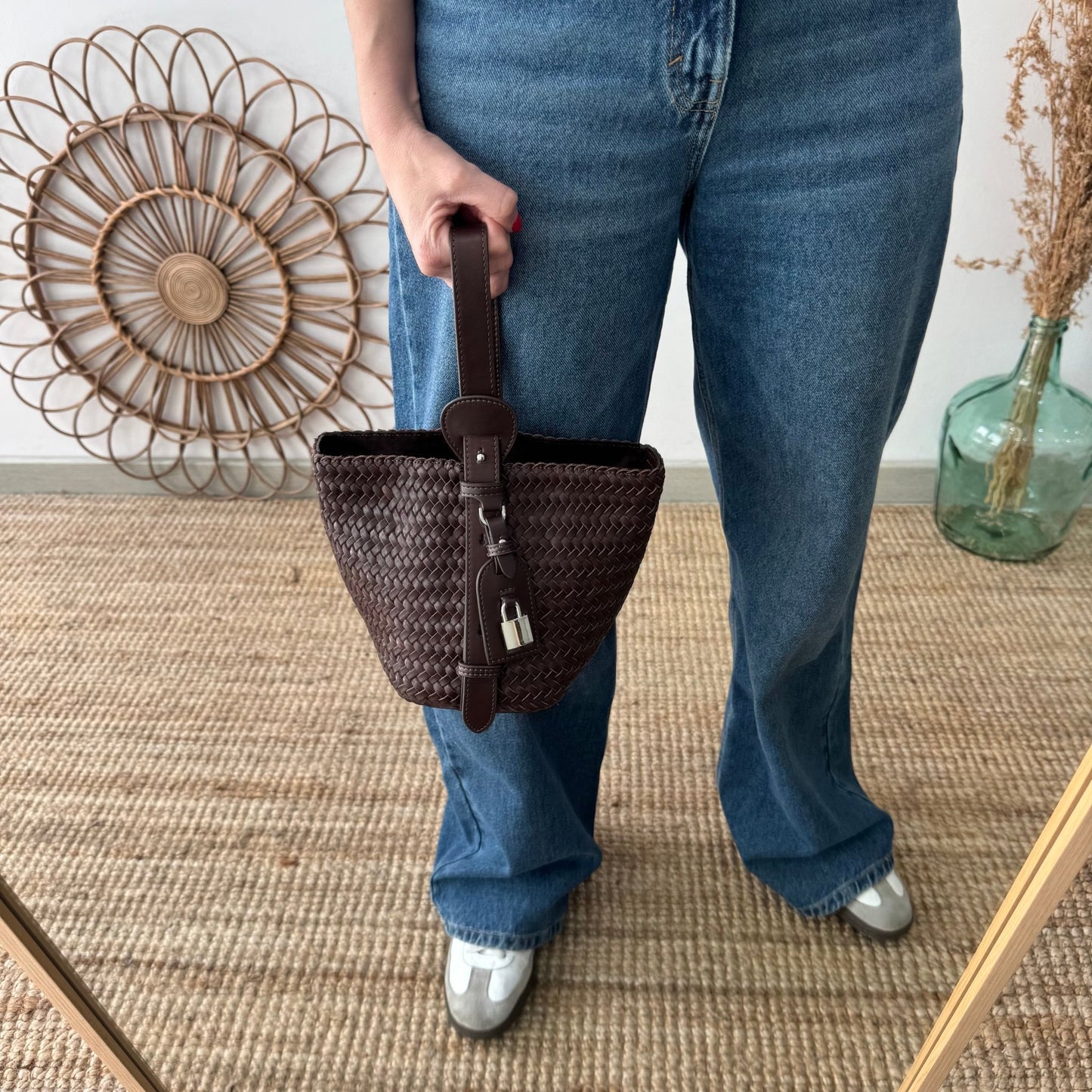 Bolso saco en piel trenzada candado marrón