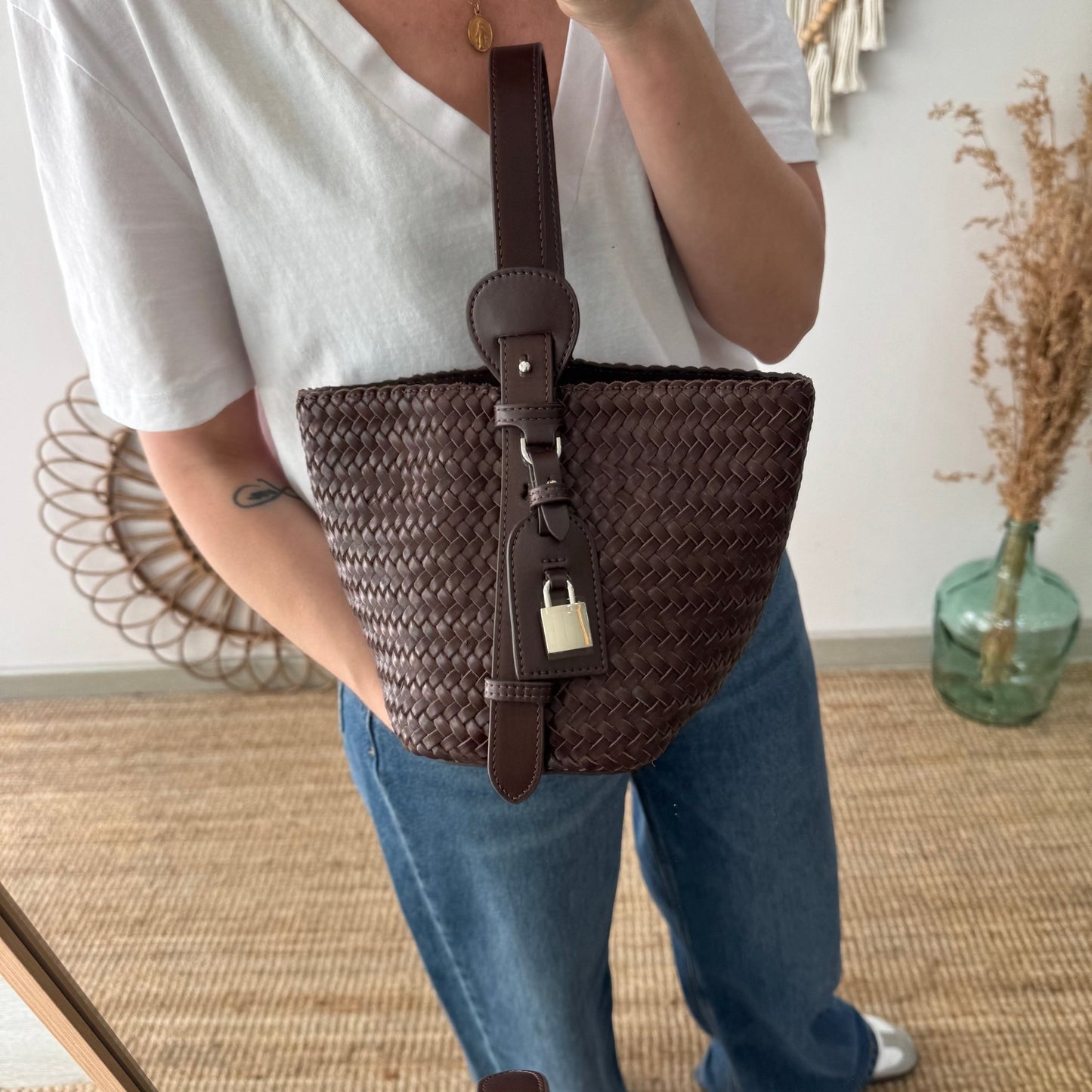 Bolso saco en piel trenzada candado marrón