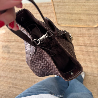 Bolso saco en piel trenzada candado marrón