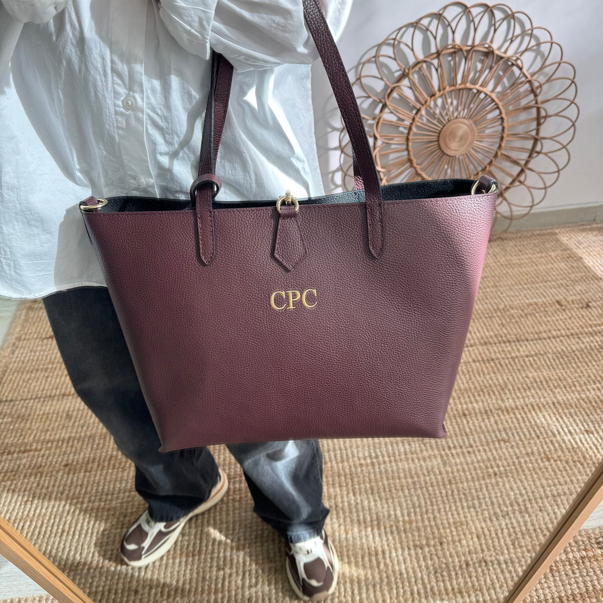 Bolso shopper piel granate cierre iniciales bordadas