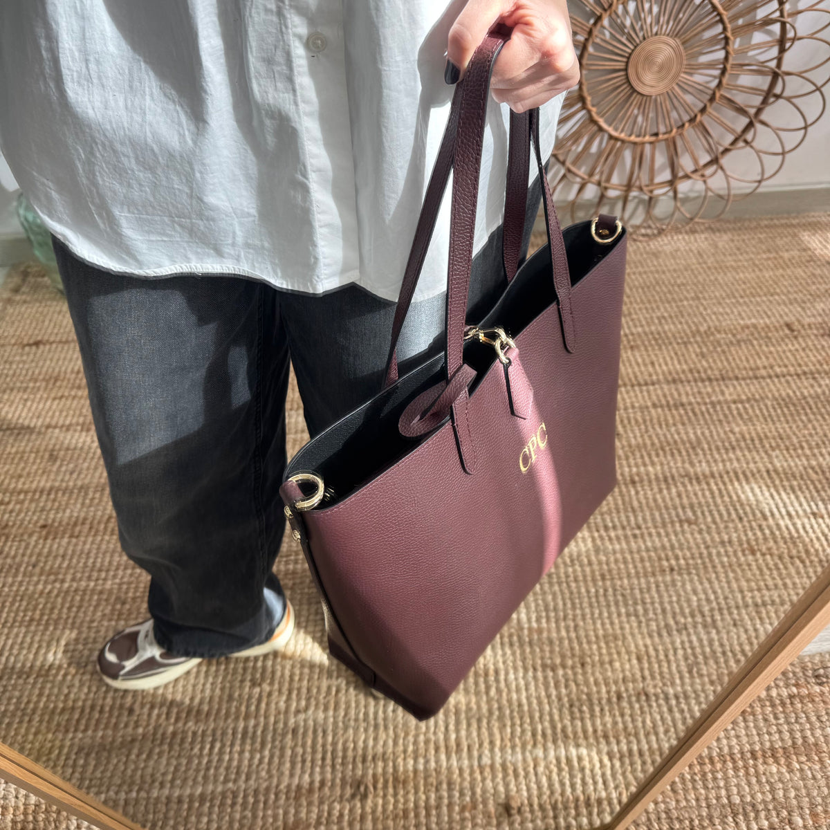 Bolso shopper piel granate cierre iniciales bordadas
