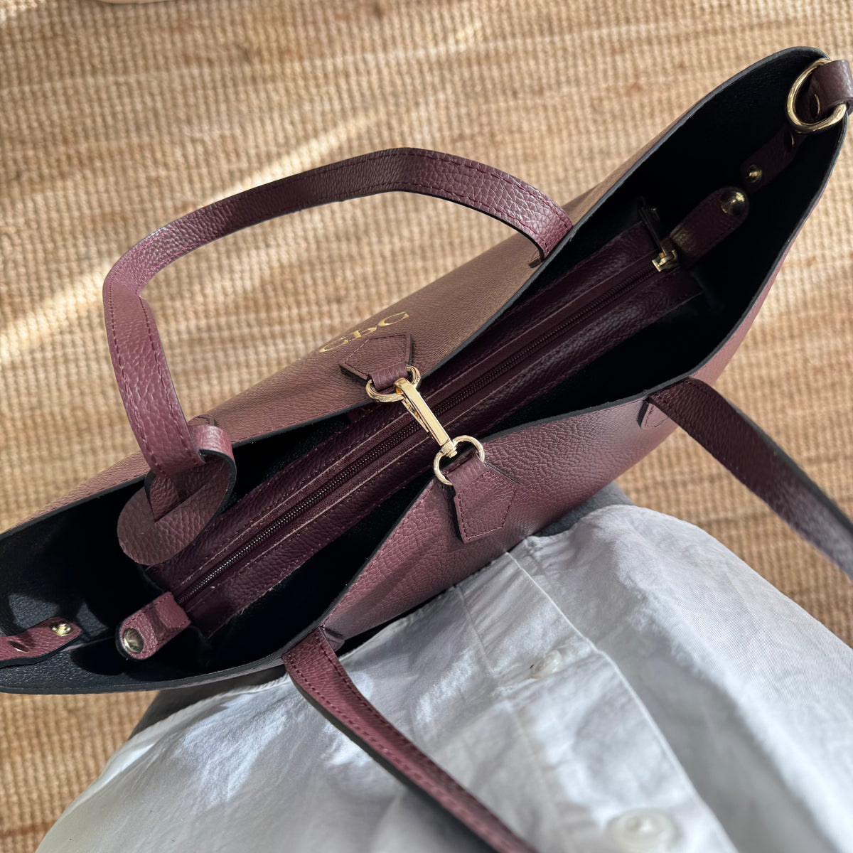 Bolso shopper piel granate cierre iniciales bordadas