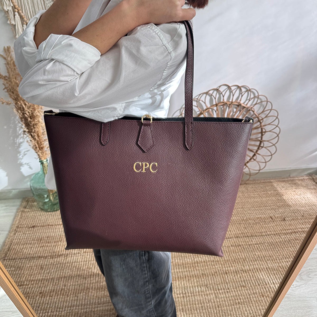 Bolso shopper piel granate cierre iniciales bordadas