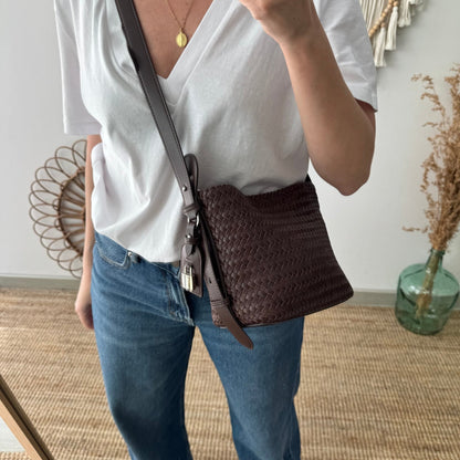 Bolso saco en piel trenzada candado marrón