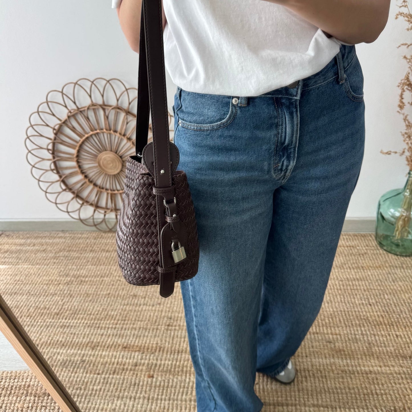 Bolso saco en piel trenzada candado marrón