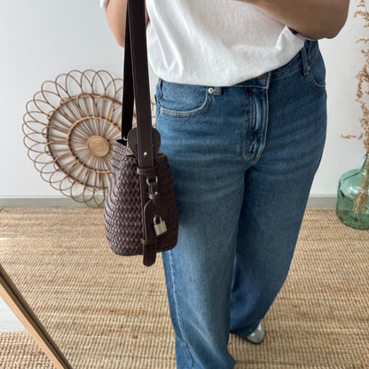 Bolso saco en piel trenzada candado marrón