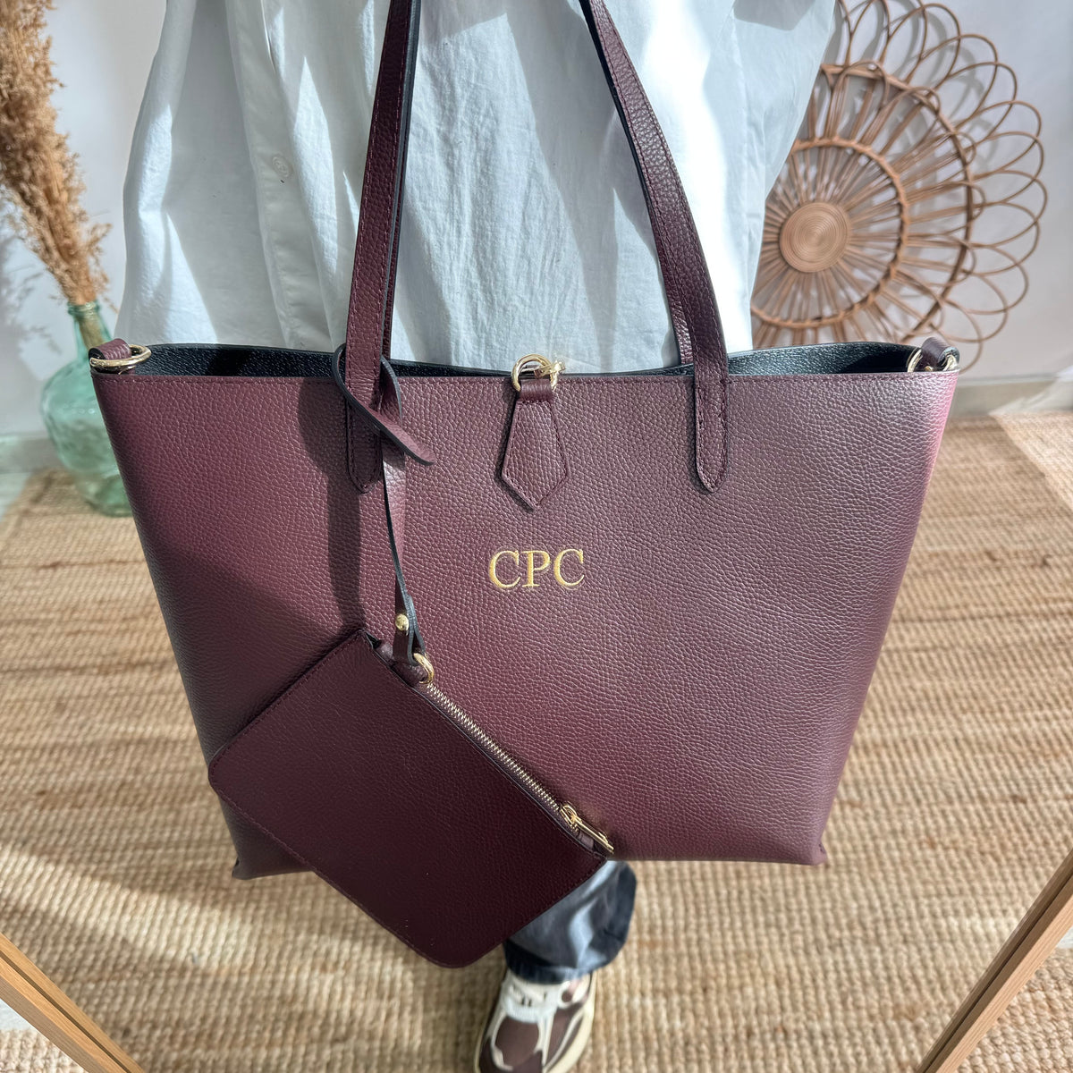 Bolso shopper piel granate cierre iniciales bordadas