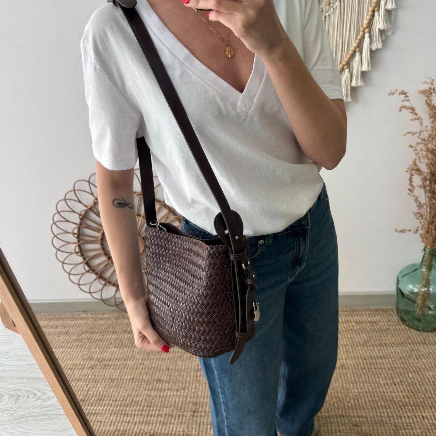 Bolso saco en piel trenzada candado marrón