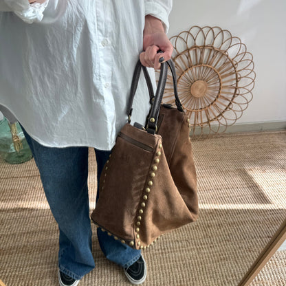 Saca tachuelas serraje taupe iniciales bordadas