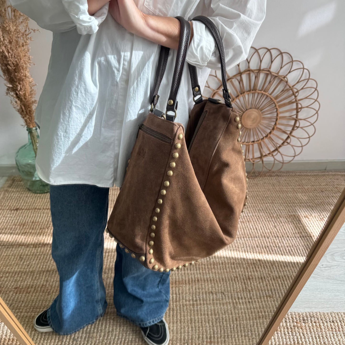 Saca tachuelas serraje taupe iniciales bordadas