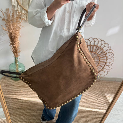 Saca tachuelas serraje taupe iniciales bordadas