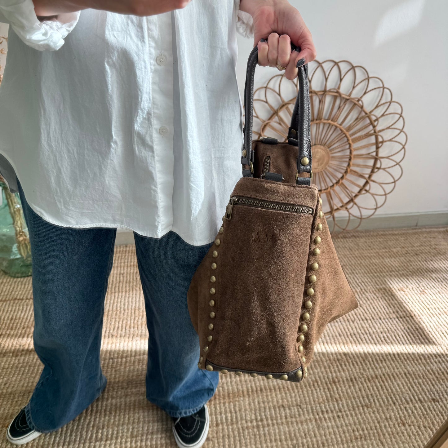 Saca tachuelas serraje taupe iniciales bordadas