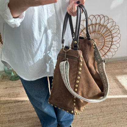 Saca tachuelas serraje taupe iniciales bordadas