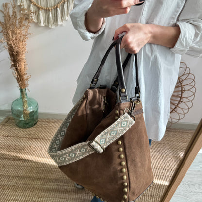 Saca tachuelas serraje taupe iniciales bordadas