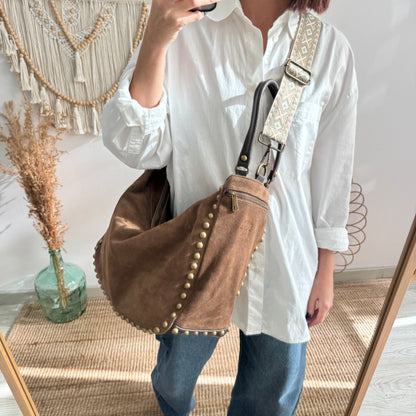 Saca tachuelas serraje taupe iniciales bordadas