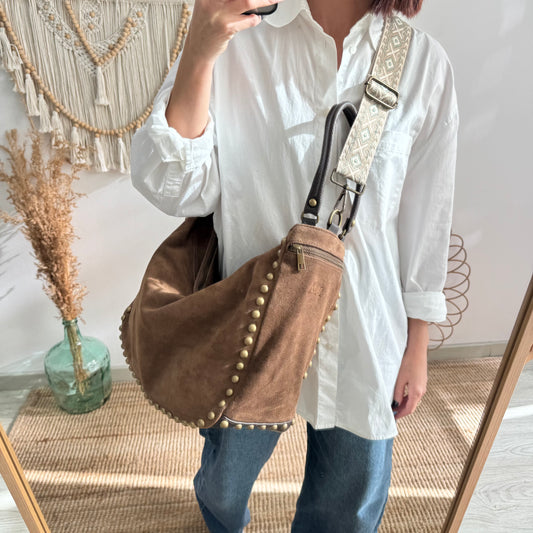 Saca tachuelas serraje taupe iniciales bordadas