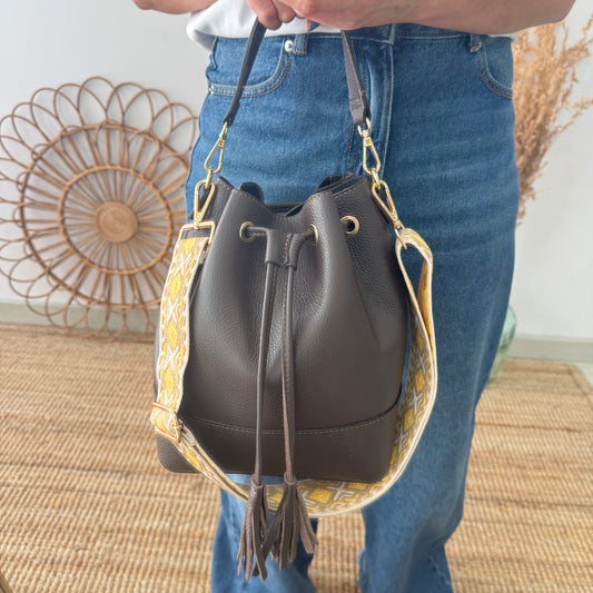 Bolso bucket piel marrón grande pompón iniciales bordadas