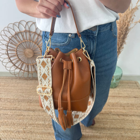 Bolso bucket piel camel pompón iniciales bordadas