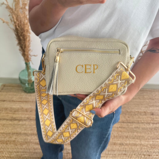 Bolso rectangular piel beige doble pompón iniciales bordadas