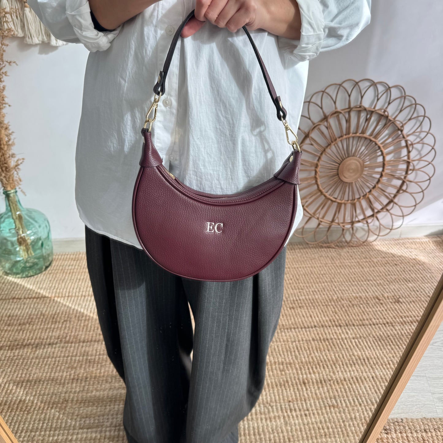 Bolso media luna piel granate iniciales bordadas