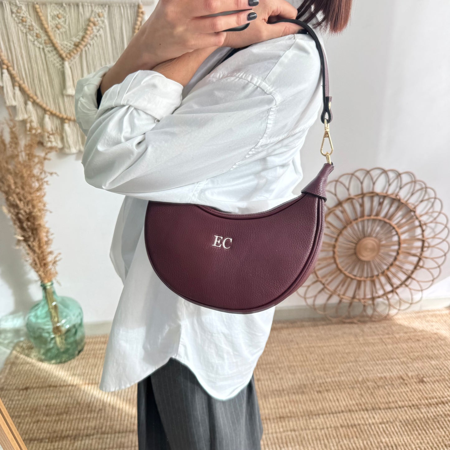 Bolso media luna piel granate iniciales bordadas