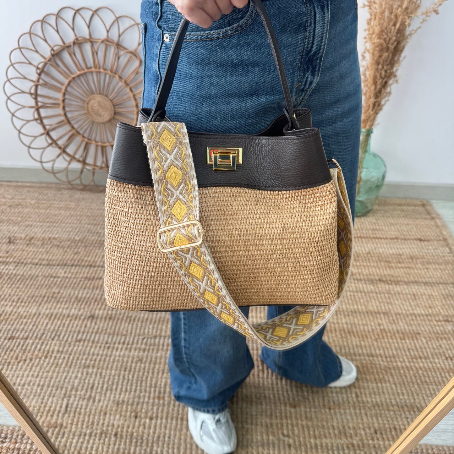 Bolso tote rafia y piel marrón iniciales bordadas