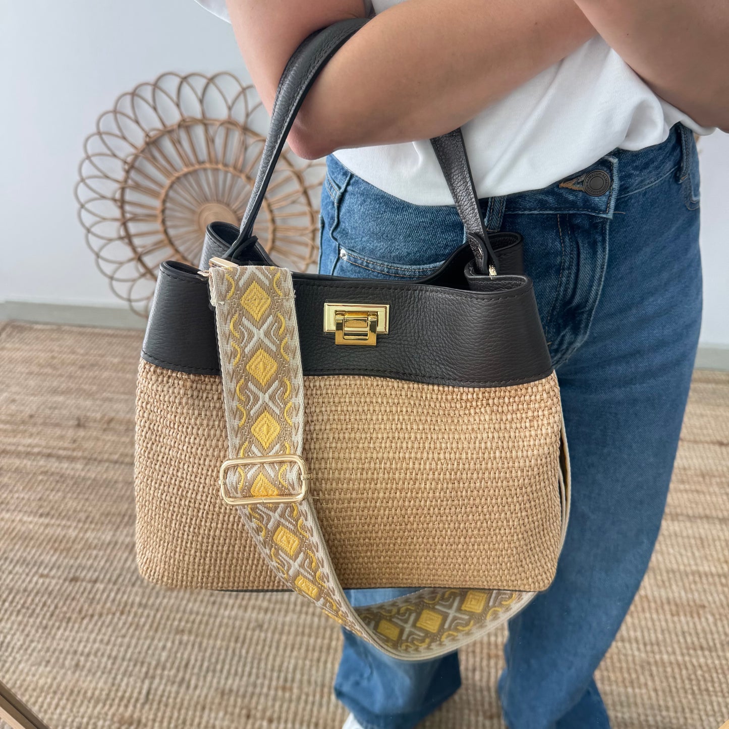 Bolso tote rafia y piel marrón iniciales bordadas