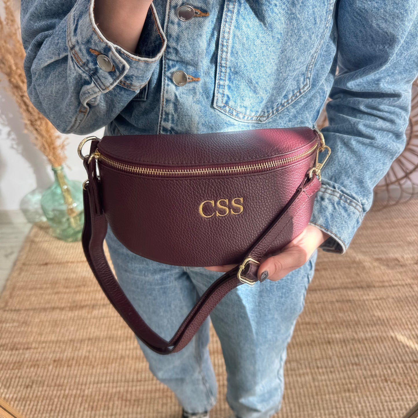 Riñonera/bandolera piel granate herrajes dorados iniciales bordadas