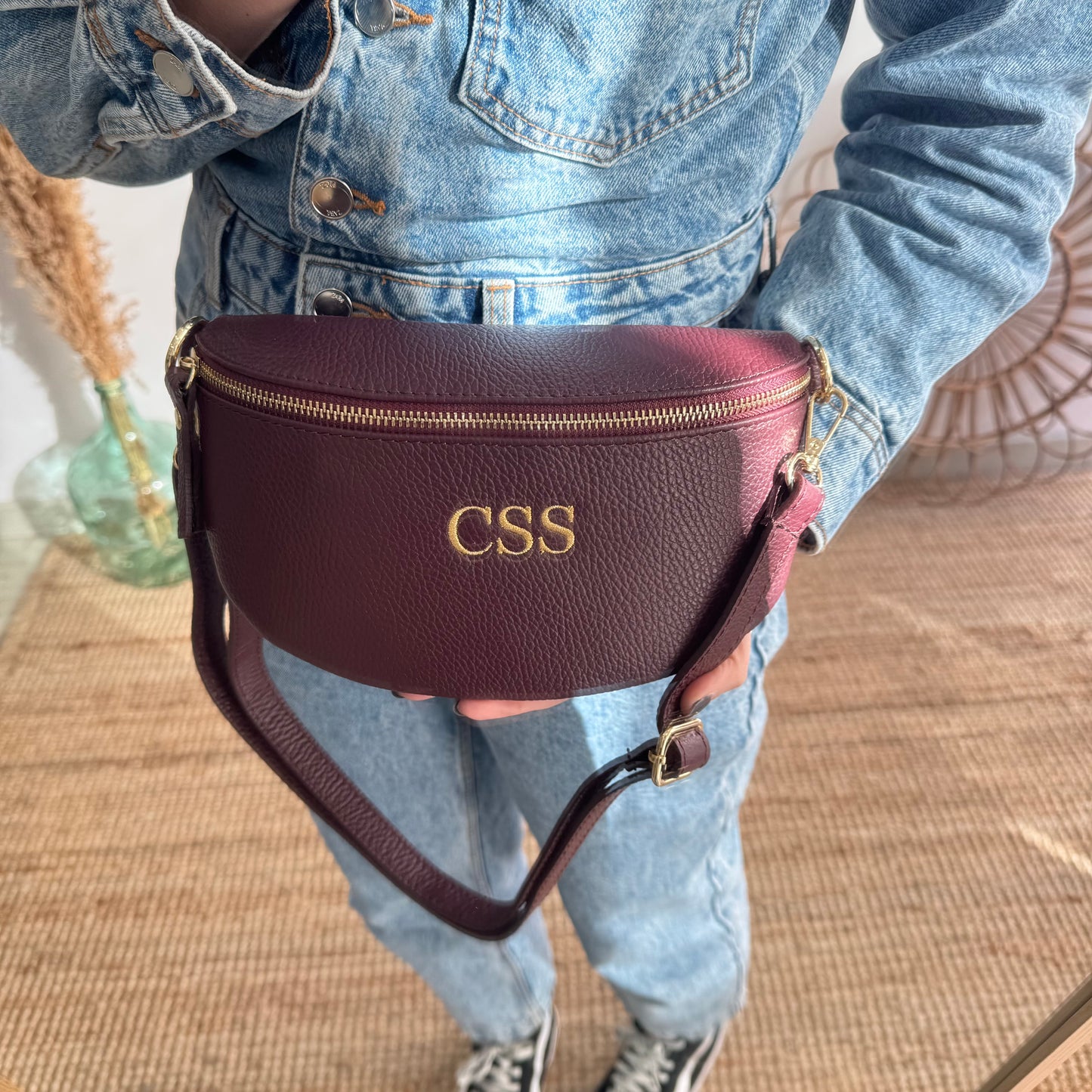 Riñonera/bandolera piel granate herrajes dorados iniciales bordadas