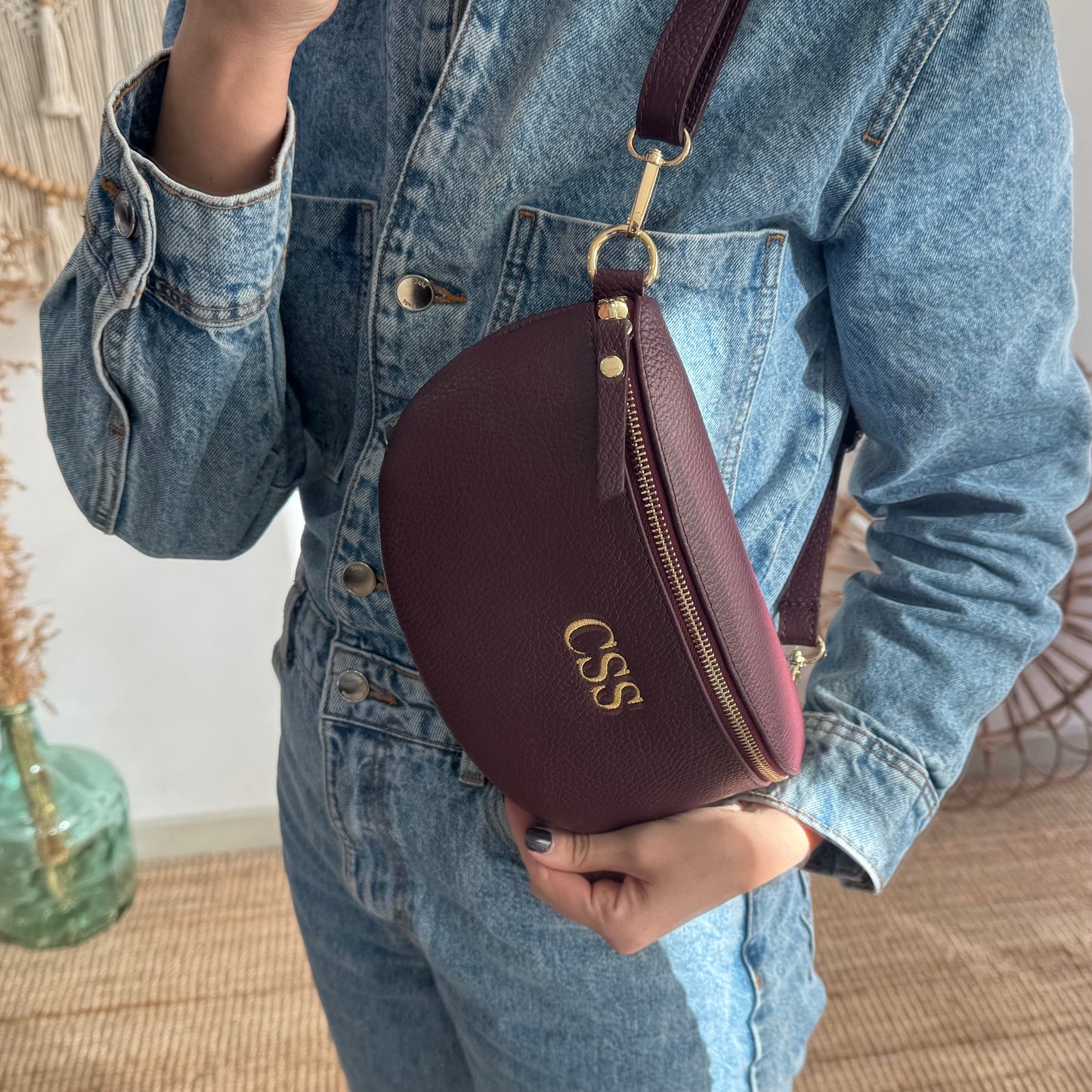 Riñonera/bandolera piel granate herrajes dorados iniciales bordadas