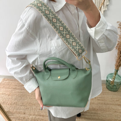 Bolso ovalado piel mint solapa iniciales bordadas