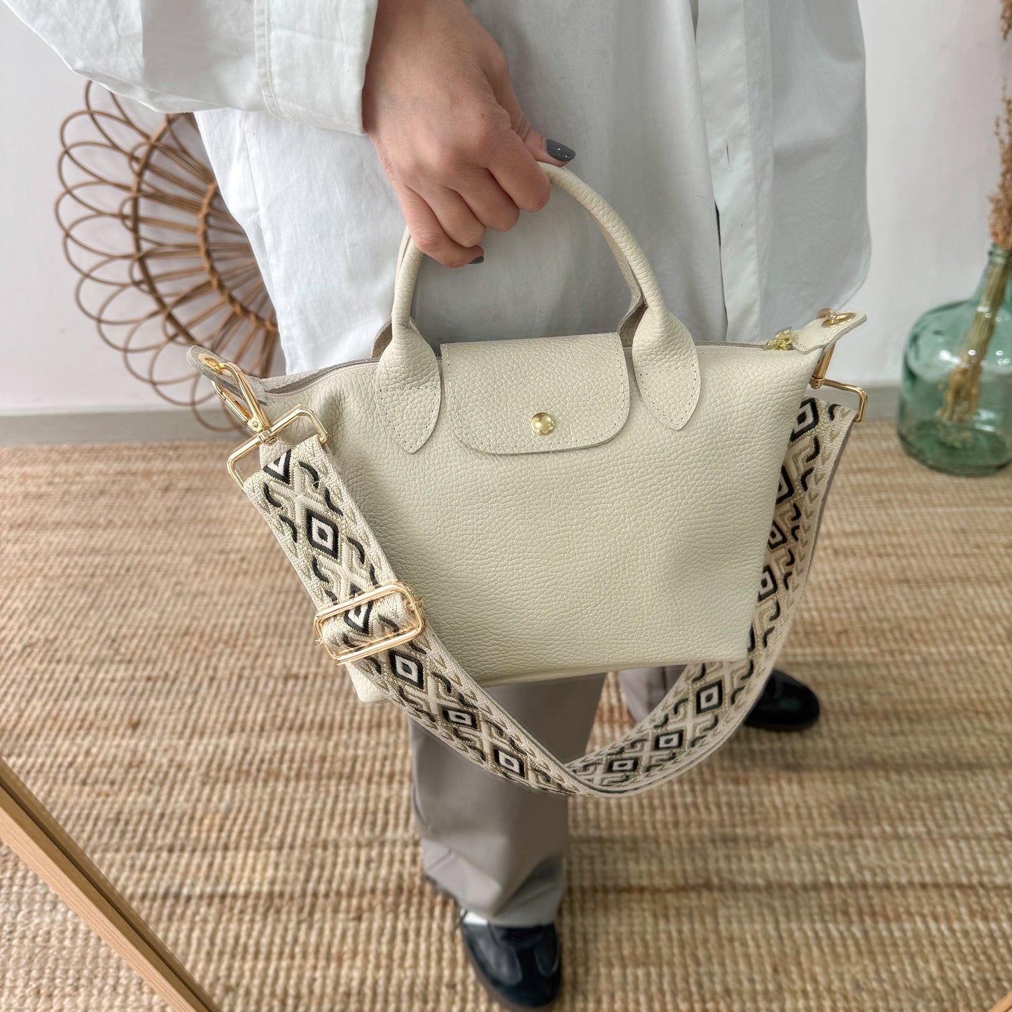 Bolso ovalado piel beige solapa iniciales bordadas