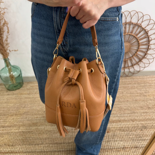 Bolso bucket piel camel pompón iniciales bordadas