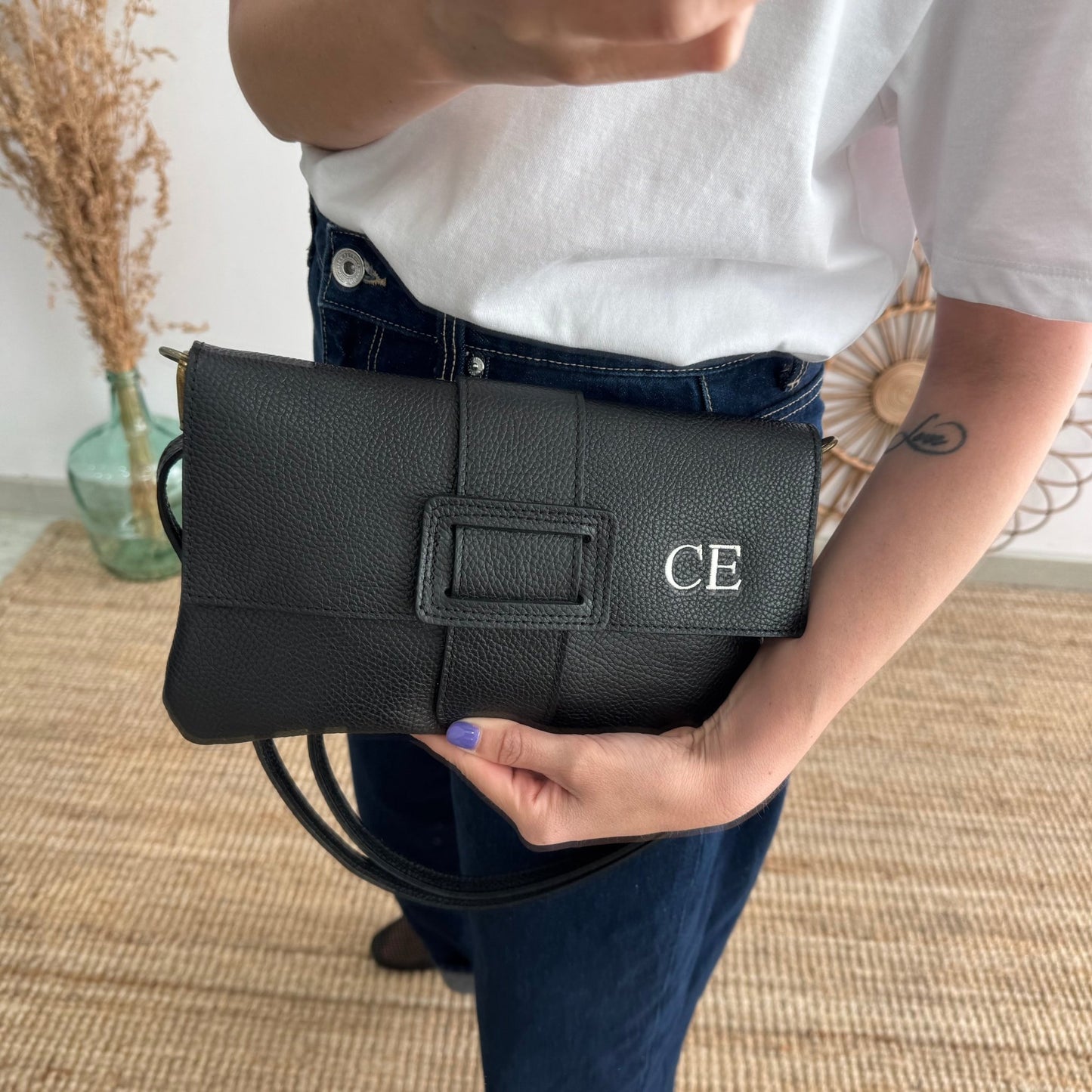 Bolso piel bandolera negro solapa personalizado iniciales bordadas - Bubbleshopbcn