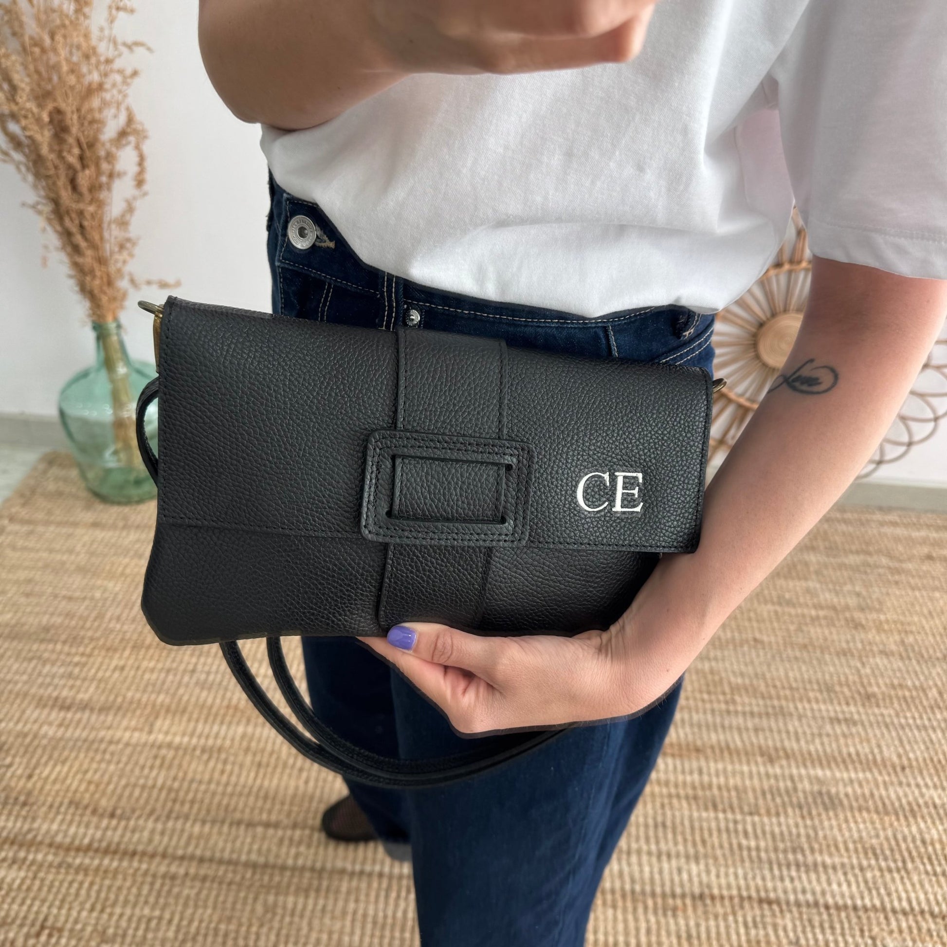 Bolso piel bandolera negro solapa personalizado iniciales bordadas - Bubbleshopbcn
