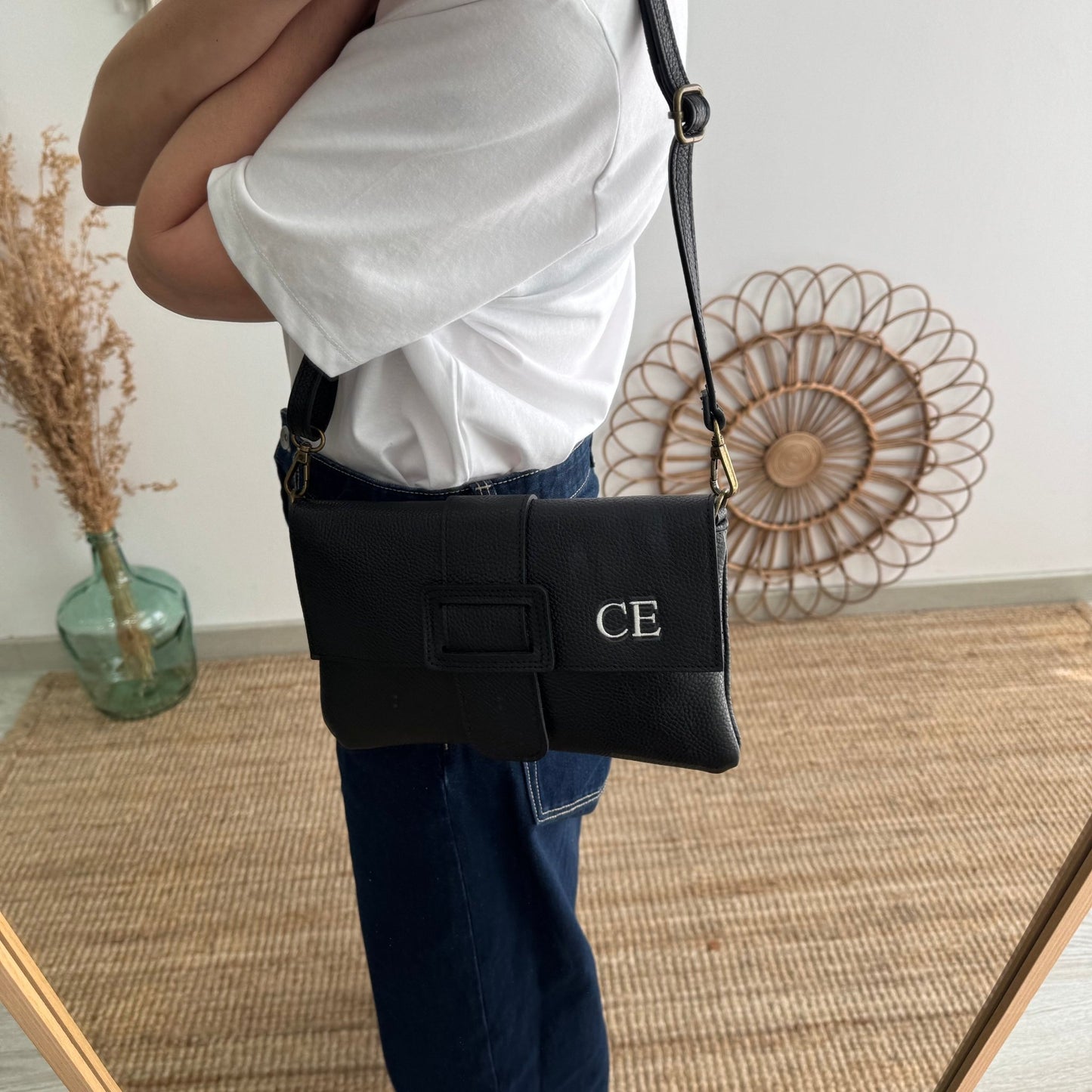 Bolso piel bandolera negro solapa personalizado iniciales bordadas - Bubbleshopbcn