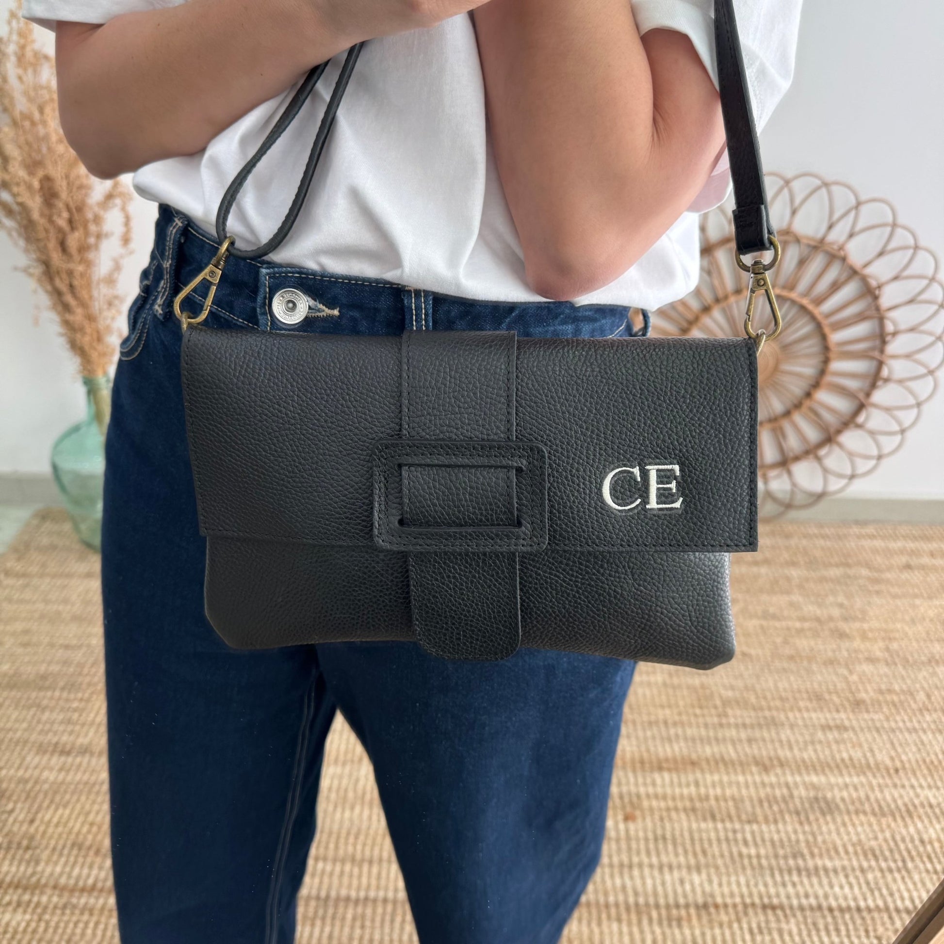 Bolso piel bandolera negro solapa personalizado iniciales bordadas - Bubbleshopbcn